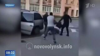 На Украине прохожий с пистолетом отбил призывника у ТЦК: видео