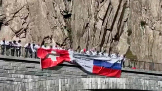 В Швейцарии развернули огромный баннер с призывом к дружбе с Россией