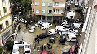 В Стамбуле на помощь спасателям пришли строители