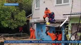 Появились кадры спасения девочки, которую едва не унесло течением в Крыму