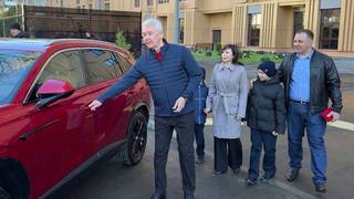 Мэр Москвы Сергей Собянин поздравил с новосельем 300-тысячного участника программы реновации