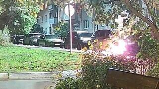 Мужчина из ревности поджег автомобиль соперника в Брянске: видео