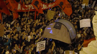 Тысячи людей этой ночью вышли на акцию протеста к зданию парламента в Лиссабоне