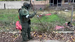 Саперы российской армии в Алешках обезвреживают мины, чтобы создать безопасный коридор