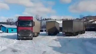 Транспортный коллапс из-за сильных снегопадов и гололеда угрожает сразу нескольким российским регионам