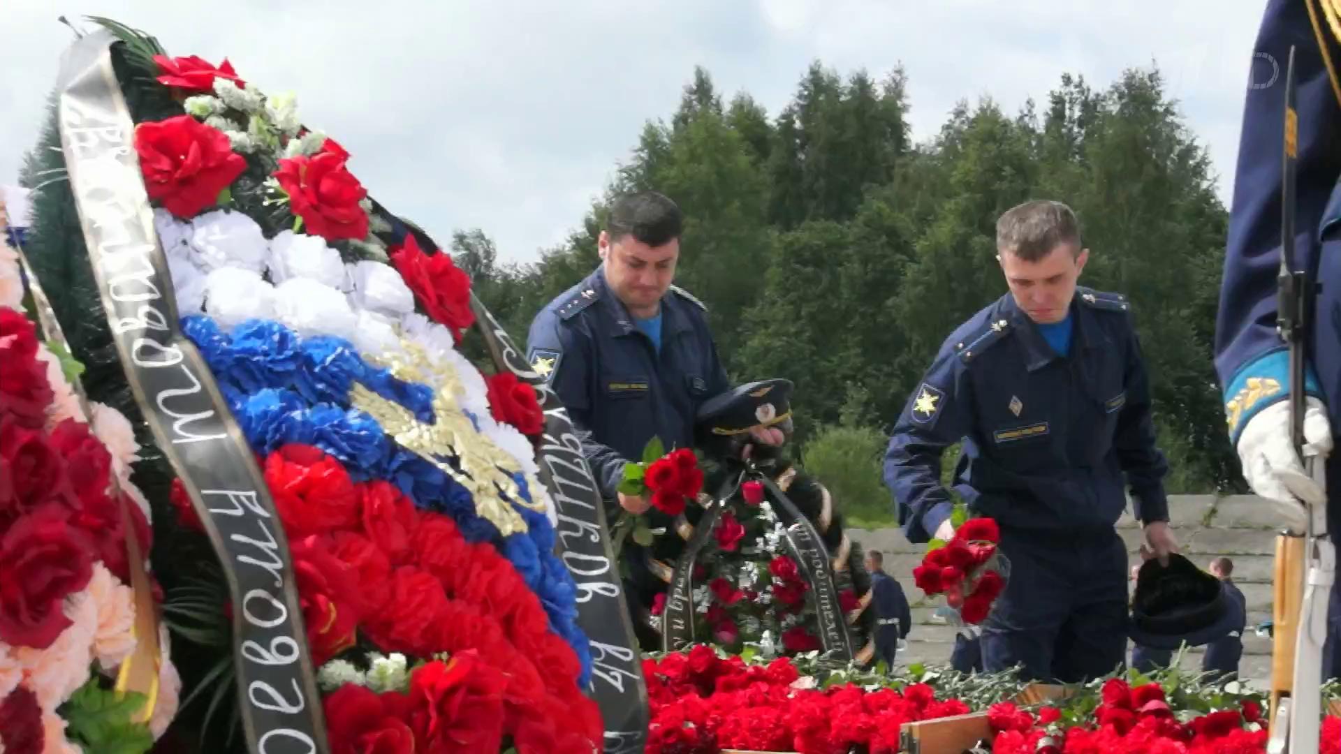 Прощание с летчиками в твери. Церемония прощания со знаменем. Простились с погибшим на Украине.