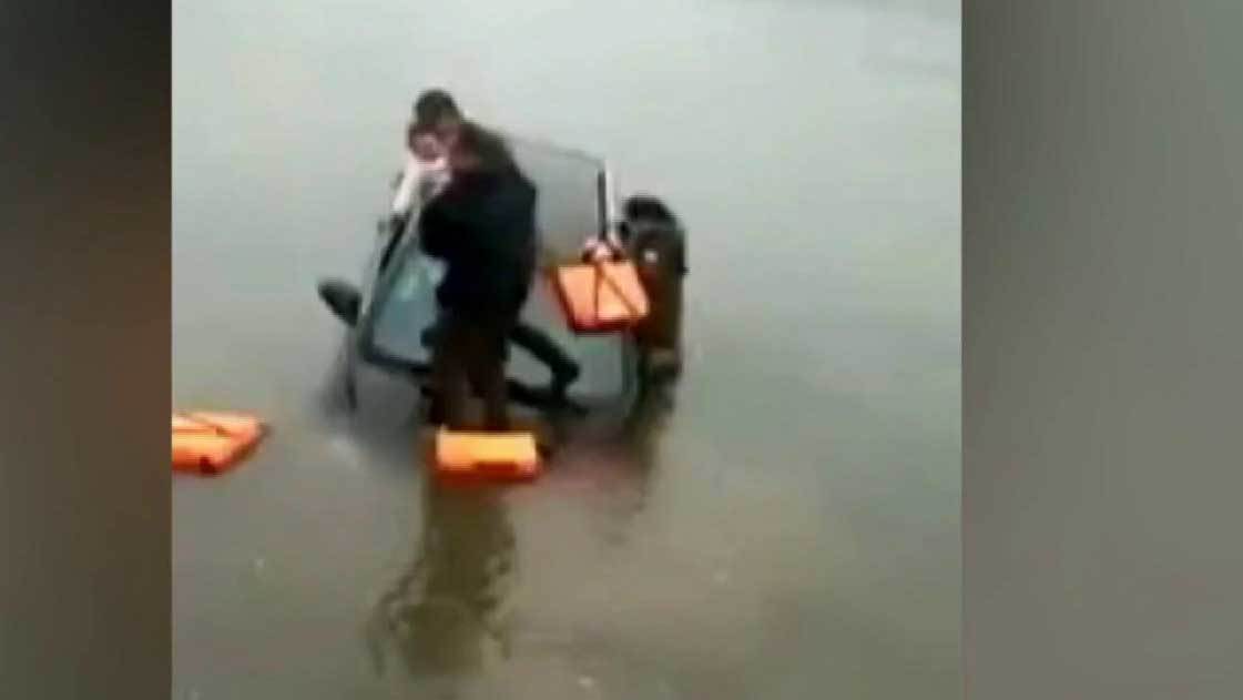 В Китае в объектив видеокамеры попал отчаянный поступок отца маленькой девочки. Хиты интернета