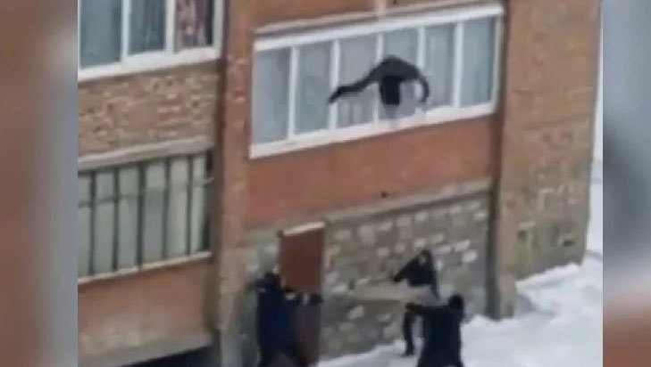 В Башкирии падающего с балкона мужчину спасли при помощи ковра. Хиты интернета