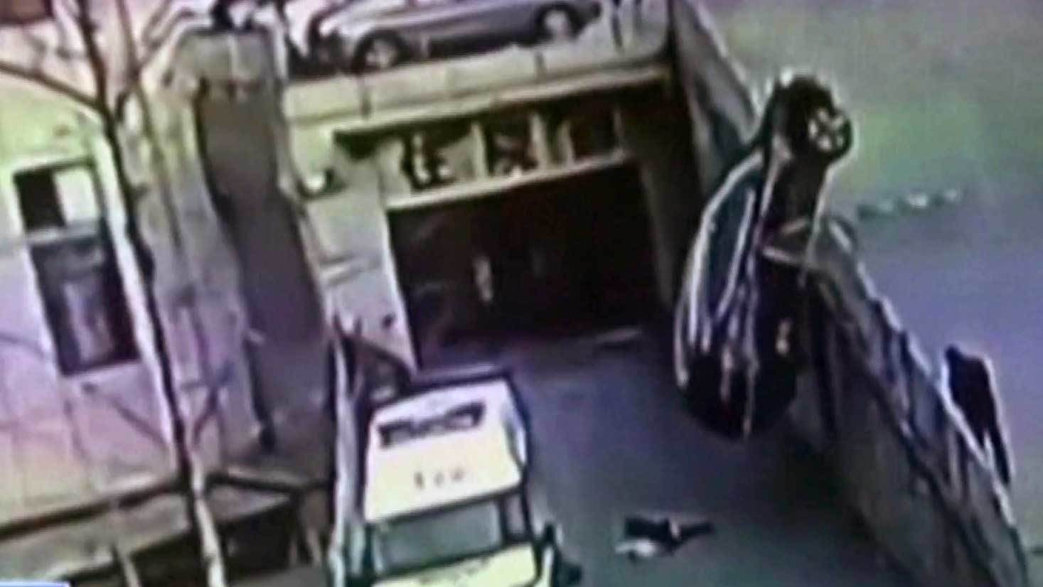 В Китае внедорожник столкнул с тротуара женщину с ребенком, а потом сам угодил вниз. Хиты интернета