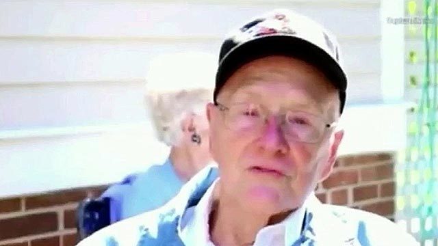 Американский пенсионер исполнил мечту всей жизни: въехал на машине в закрытую дверь гаража! Хиты интернета