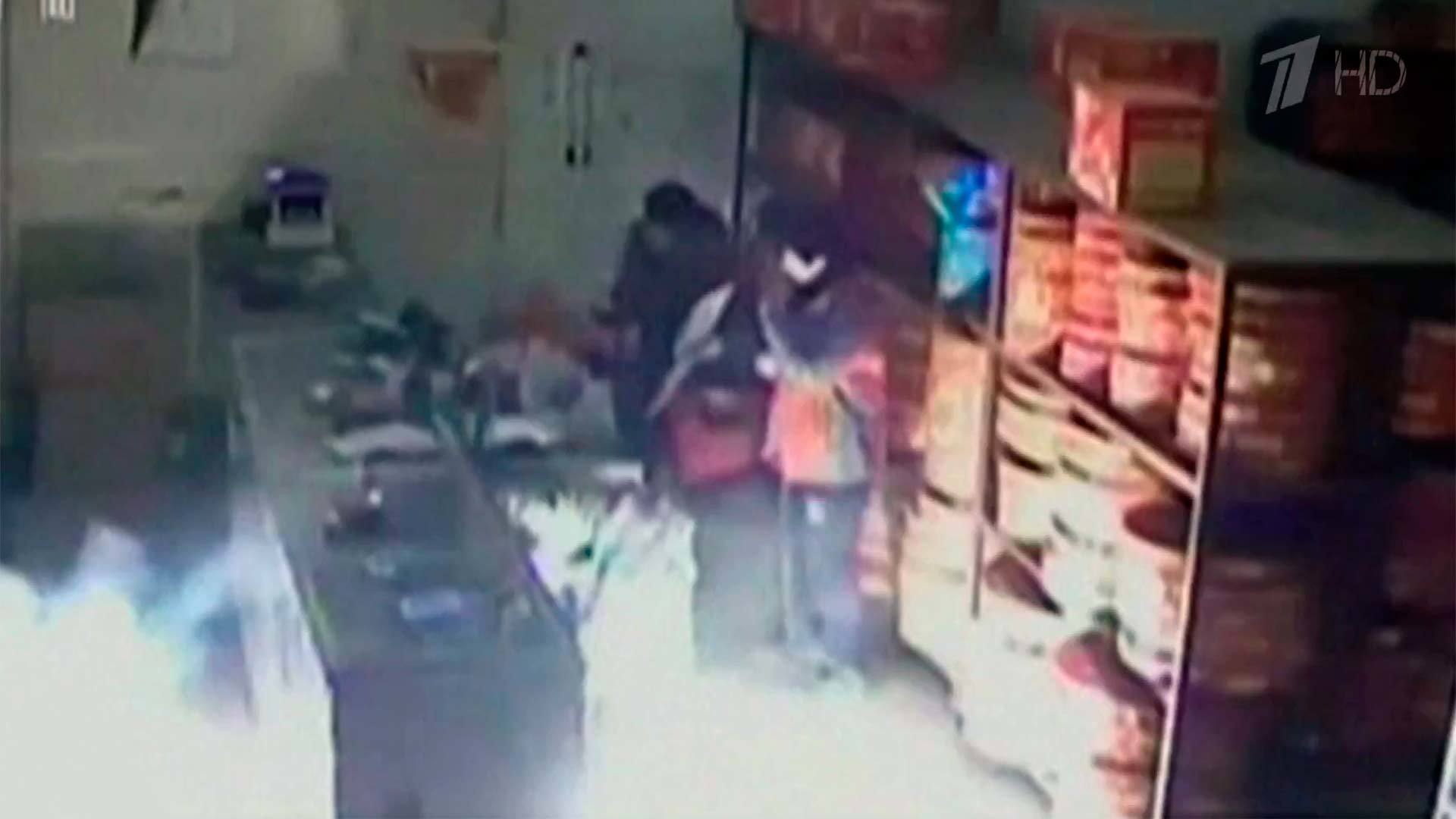 В Китае покупатель решил проверить качество петард, не отходя от кассы. Хиты интернета