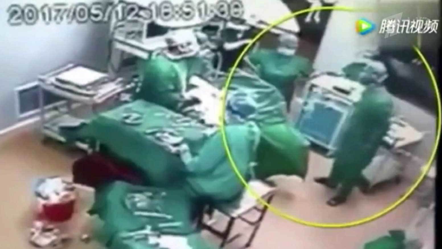 В Китае медработники устроили драку прямо во время операции. Хиты интернета