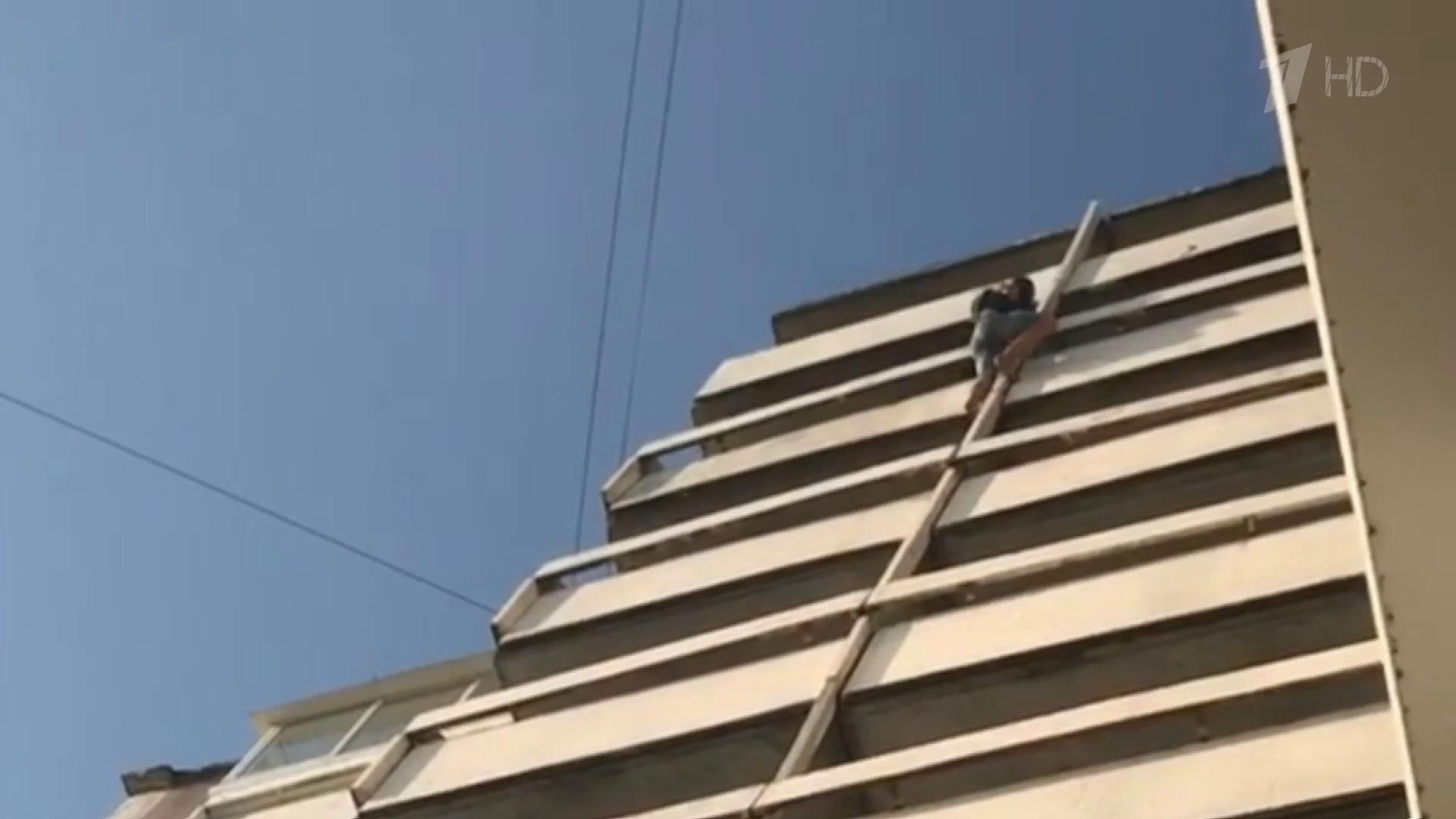 В Иркутской области спасли мужчину, который повис на балконе 13-го этажа. Хиты интернета