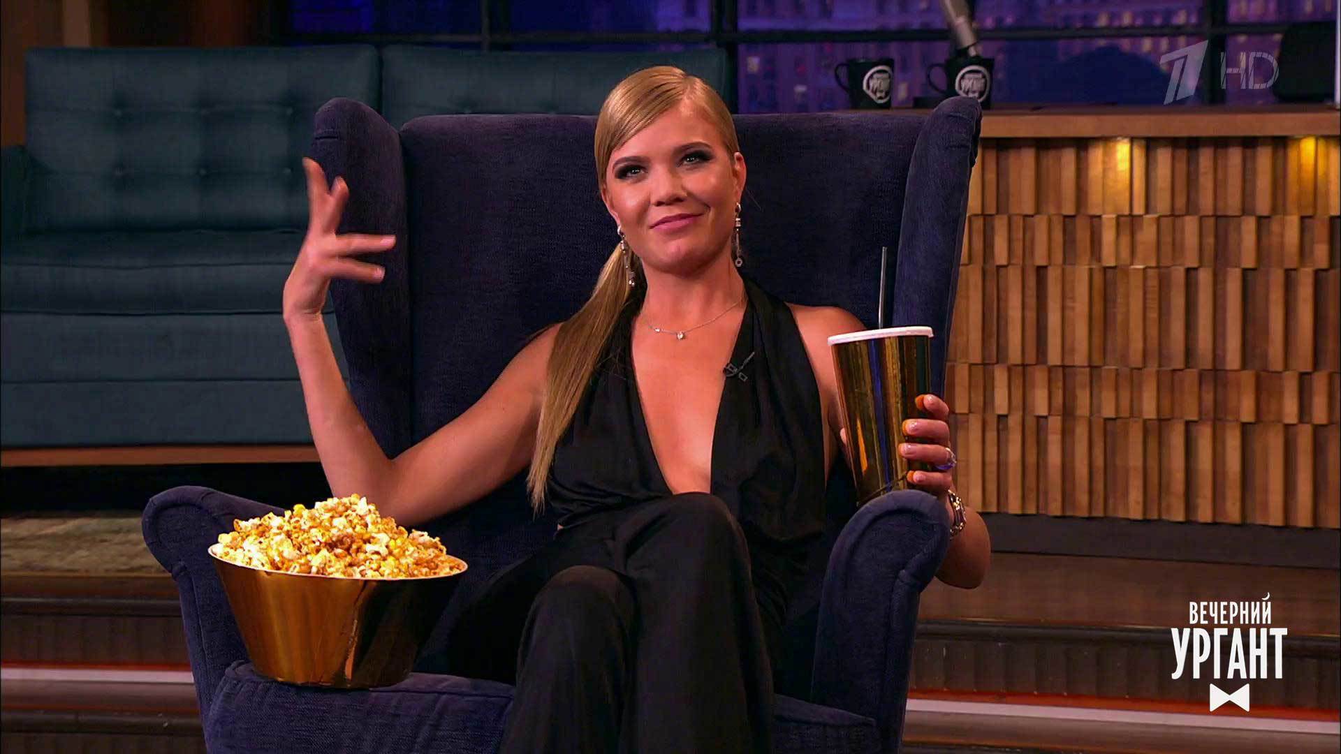 Вечерний ургант 2022. Ciao 2022 ургант. Журналистка первого канала вечерний ургант. Блондинка урганта. Блондинка у урганта.