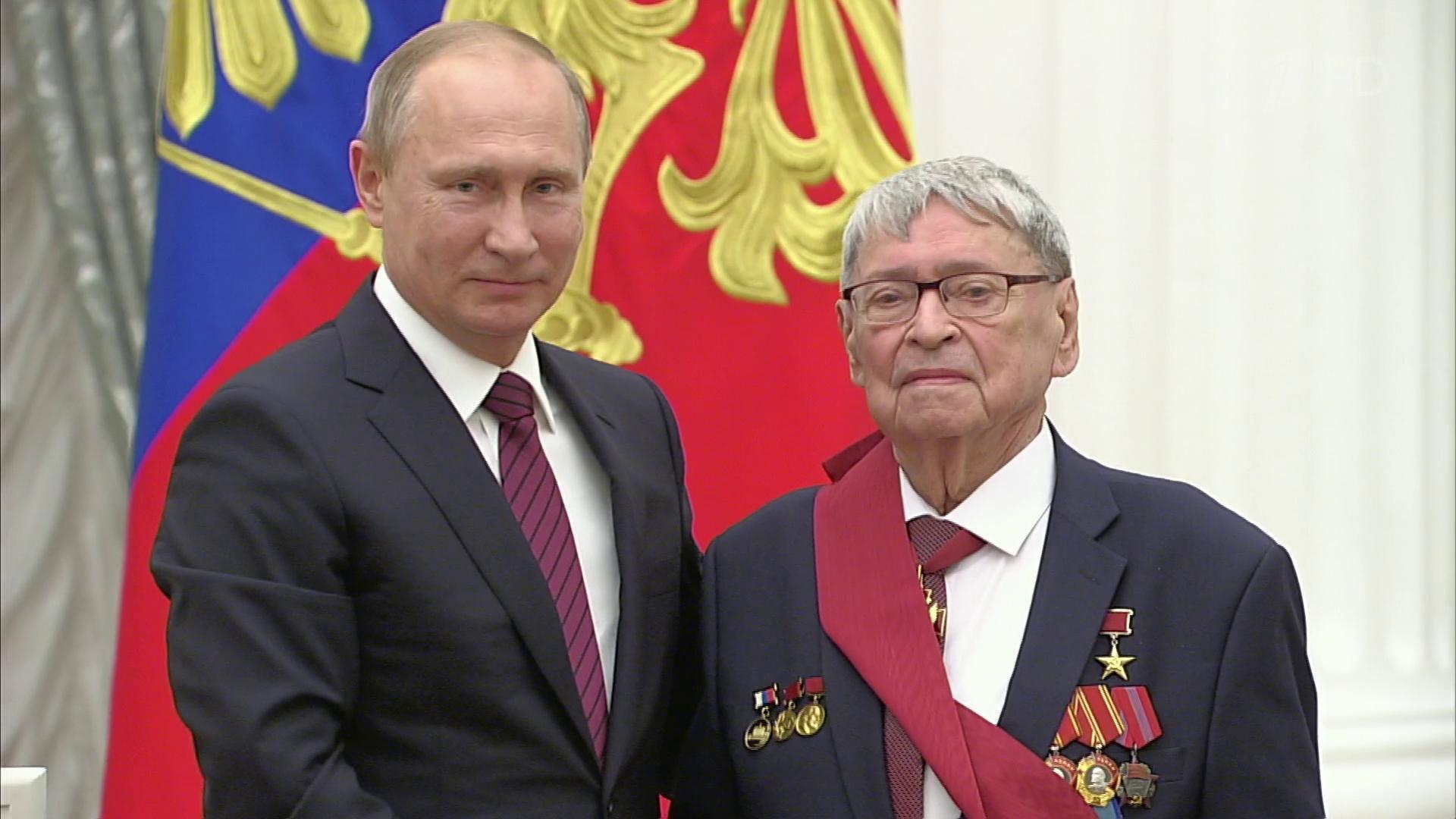 вручения медалей за заслуги перед отечеством. вручение ордена за заслуги перед отечеством. вручение ордена за заслуги перед отечеством. орден за заслуги перед отечеством 4 степени. владимир путин вручает госнаграды.