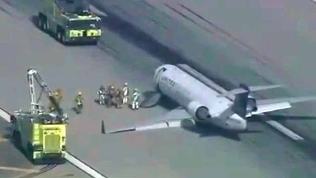 В аэропорту Лос-Анджелеса совершил экстренную посадку самолет с невыпущенным шасси. Хиты интернета