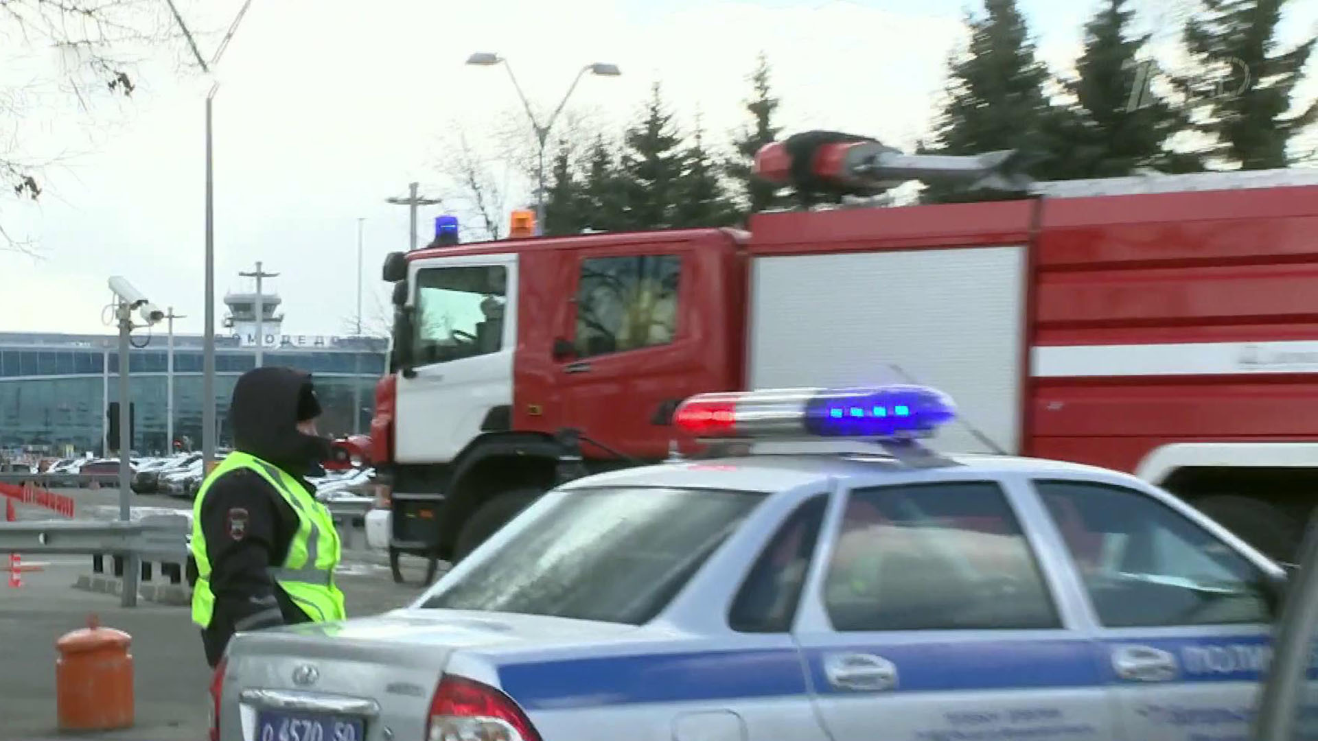 Что творится в домодедово сегодня. Авария в аэропорту Домодедово пожарная машина. Происшествия в Домодедово. Пожарный автомобиль аэропорт Домодедово.