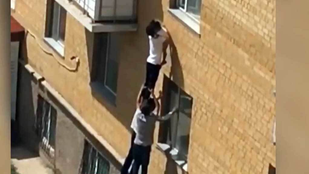 В Астане водитель грузовика спас шестилетнюю девочку от неминуемой гибели. Хиты интернета